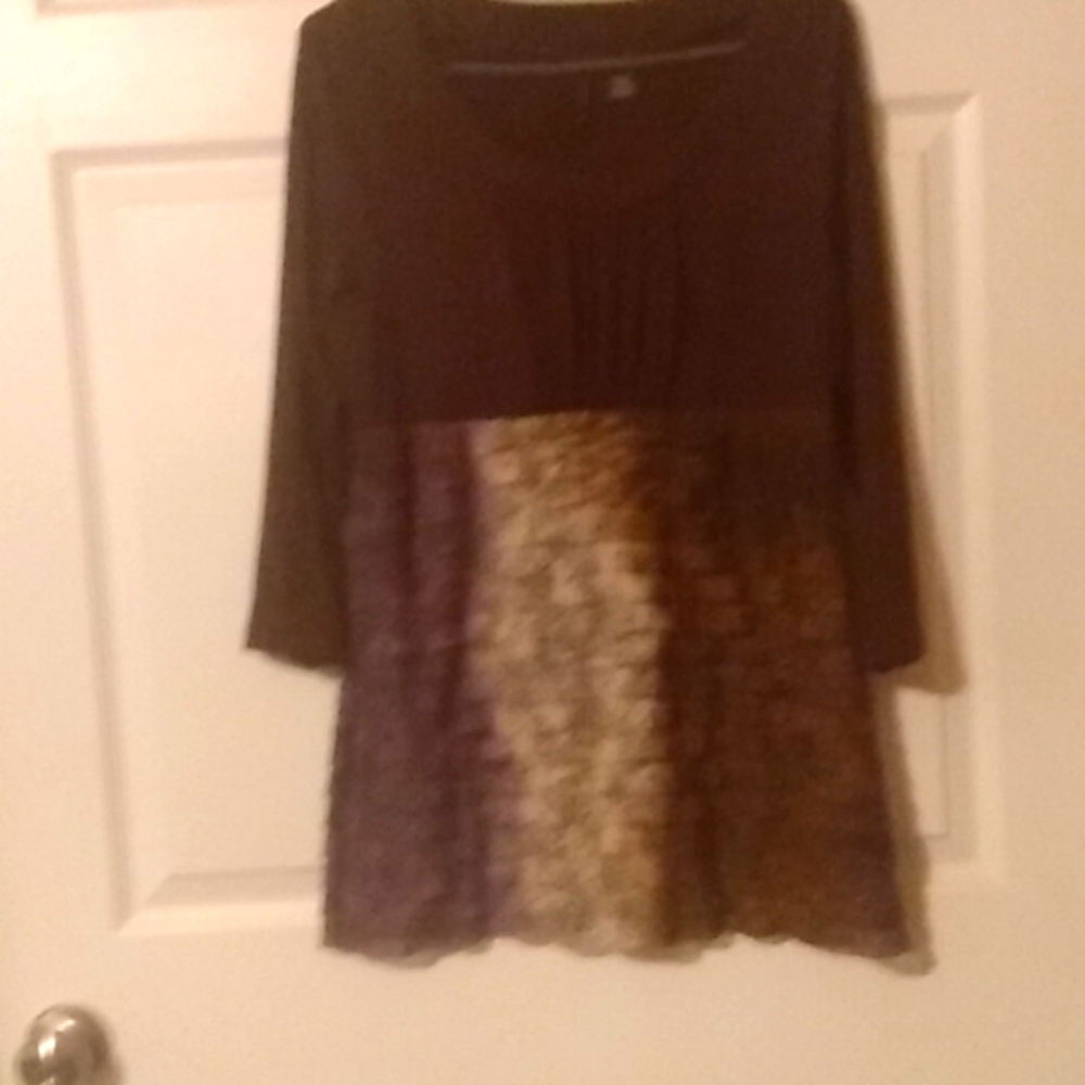 Blouse size L. RUFFLY AT THE BOTTOM . VERY NICE.